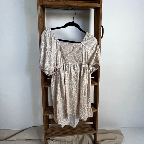 Ingrid+Isabel Tan Dress with a White Flower Patter Size M - Picture 7 of 9